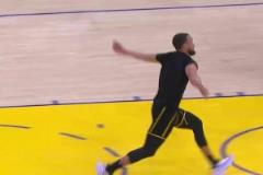 庫里賽前熱身秀了一記暴扣，隨后再籃下定了半天才跳起慶祝