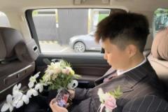 看個(gè)球順便結(jié)個(gè)婚？！新郎婚車上偷瞄火勇生死戰(zhàn)