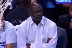 來自神的憤怒！經典名場面：場邊觀戰黃蜂隊的老板喬丹！