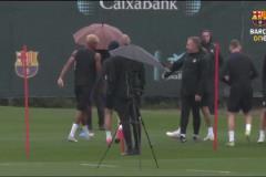 真友好亞馬爾訓(xùn)練時朝著隊友雙手豎中指，這是關(guān)系有多鐵