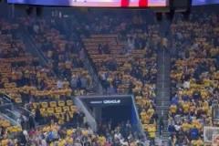 不受待見！狄龍出場時，遭勇士主場球迷漫天噓聲“問候”