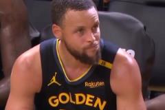 主場不敵火箭被拖入搶七！庫里坐在替補席不住搖頭