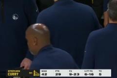 被火箭拖入搶七大戰，庫里在場邊顯得十分沮喪無奈！