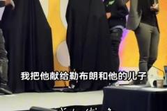 歷史上首個父子蠟像亮相，藝術家在發布會展示詹姆斯父子蠟像