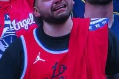 大老遠(yuǎn)跑過來給我看這個？快船球迷在客場被打哭了