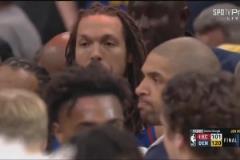 搶七慘敗！快船眾將賽后擁抱對(duì)手 萊昂納德一臉不甘看向場(chǎng)邊