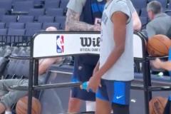 球隊老大“霸凌”隊友！哈騰端著麥克給SGA唱歌！