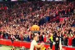 很多球員草滑梯都失敗了，看看馬奎爾這滑軌多絲滑