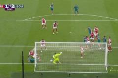 槍手1-2遭反超！塔弗尼埃頭球擊中埃瓦尼爾森入網！拉亞撲救不及