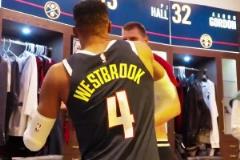 能量滿滿！威少賽后回更衣室繞場一周和隊(duì)友挨個擊掌