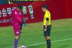 中甲爆笑一幕！裁判:你玩我呢？守門員:玩的很明顯！