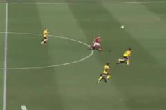 帕奎塔染黃后現場哭出來了，這是被指控到崩潰了啊，生怕吃牌