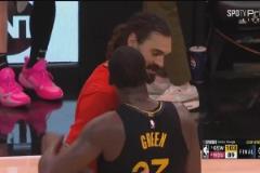 一笑泯恩仇賽后追夢與亞當斯握手致意，有說有笑