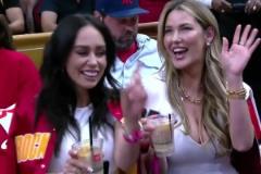 導播是懂的火勇G7暫停鏡頭給到身材姣好的金發美女球迷~~