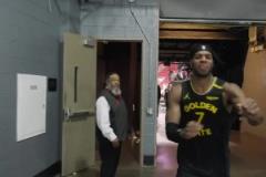 打得好該夸！勇士更衣室熱烈歡迎贏球“大功臣”歸來