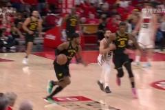 最后真是打急眼了！范喬丹回防從背后推倒巴特勒，送勇士兩罰一擲