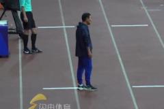 泰山2-3云南被逆轉(zhuǎn)，崔康熙無(wú)奈攤手，叉著腰隨后坐回了教練席
