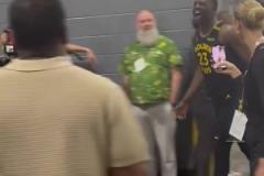 賽后格林大喊‘’驚喜“和庫里返回更衣室，看得出來庫里很開心啊