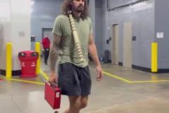 畫風迥異！火勇搶七賽前入場 海王你是剛釣魚回來嗎