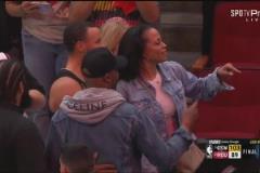 媽媽我們晉級了！庫里賽后疲憊與媽媽擁抱 并指向替補席誰？