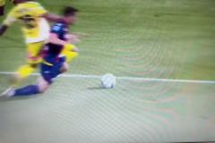 是點球嗎？博洛尼亞球員在麥肯尼跟防下倒地，裁判沒有表示