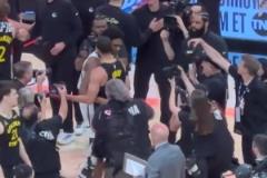 未來是你的！庫里賽后和阿門聊了很久，隨后兩人緊緊擁抱