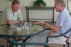 老年的悠閑生活！經(jīng)典名場面：伯德和沃頓一邊下棋一邊聊球！