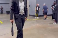 誰最時尚？火勇兩隊球員賽前抵達球館！海王穿拖鞋就來了