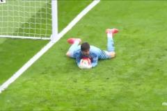 魔法式撲救！庫爾圖瓦側(cè)撲漏球，皮球居然自動往褲襪懷里跑