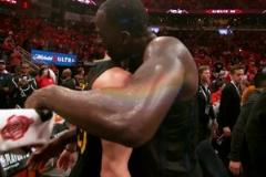 4冠老搭檔！庫里和追夢賽后擊掌，追夢嘴里念叨著什么呢？