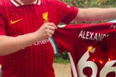 太子出走！利物浦球迷感到背叛，怒燒阿諾德66號球衣