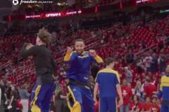 真嗨啊！庫里賽前跳起了舞，還與隊友們一一互動