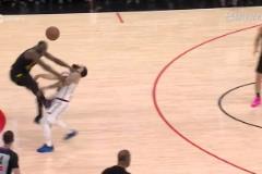 非籃球動作范喬丹切球被追夢左手劈倒在地！裁判回看追夢吃T