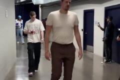 亞歷山大跟約基奇賽前穿搭！約基奇這身主打一個隨意啊