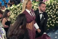 詹嫂薩瓦納現身慈善晚會，老詹發文因傷缺席