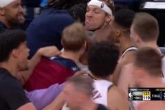 讓我裝一下！戈登三分絕殺后，全隊圍著他瘋狂慶祝！戈登怒目圓睜！