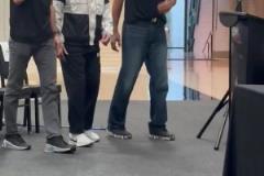 老爺子中風后狀態確實差很多！波波維奇現在連起身都需要馬努&鄧肯攙扶