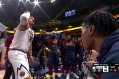 真的想贏啊！約老師暫停期間再次化身教練試圖激活隊友