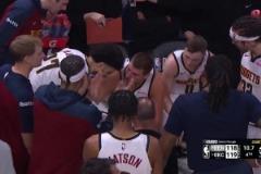 全隊上下都認真聽講！約老師最后時刻還在給隊友講戰術！