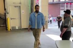 蓄勢待發！庫里一身休閑裝抵達球館