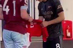 當(dāng)年對(duì)手：西漢姆時(shí)期賴斯與厄德高交換球衣還要了簽名