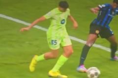 VAR竟然沒看到這個！鄧弗里斯一腳踩在了馬丁內斯的腳面上