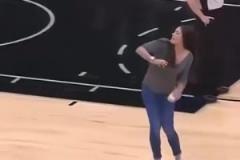 妹子手勁真大啊！普拉姆在馬刺主場扔毛巾，居然能扔那么遠？