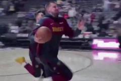 約基奇這小跑像極了讀書時剛下課去占球場的樣子