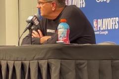 芬奇：華子是球隊領袖，他必須站出來奠定基調，不該再讓我提醒他們保持斗志