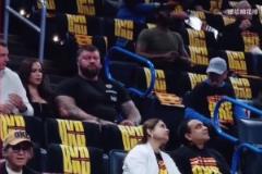 慈眉善目！在場上翻江倒海的約老師，在家里也只能是小約！