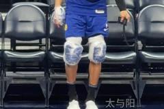 緊繃神經(jīng)！庫里賽前熱身往膝蓋纏了兩塊大冰袋！