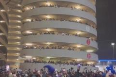 此夜永不結(jié)束！比賽結(jié)束很久后，國米球迷還在球場外唱歌慶祝