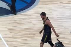 千萬可別有大礙呀！庫里左腿筋不適要求換下，徑直返回更衣室