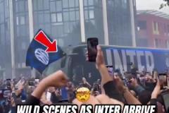 意甲20冠標志格外顯眼，實拍：藍黑軍團抵達梅阿查球場盛況